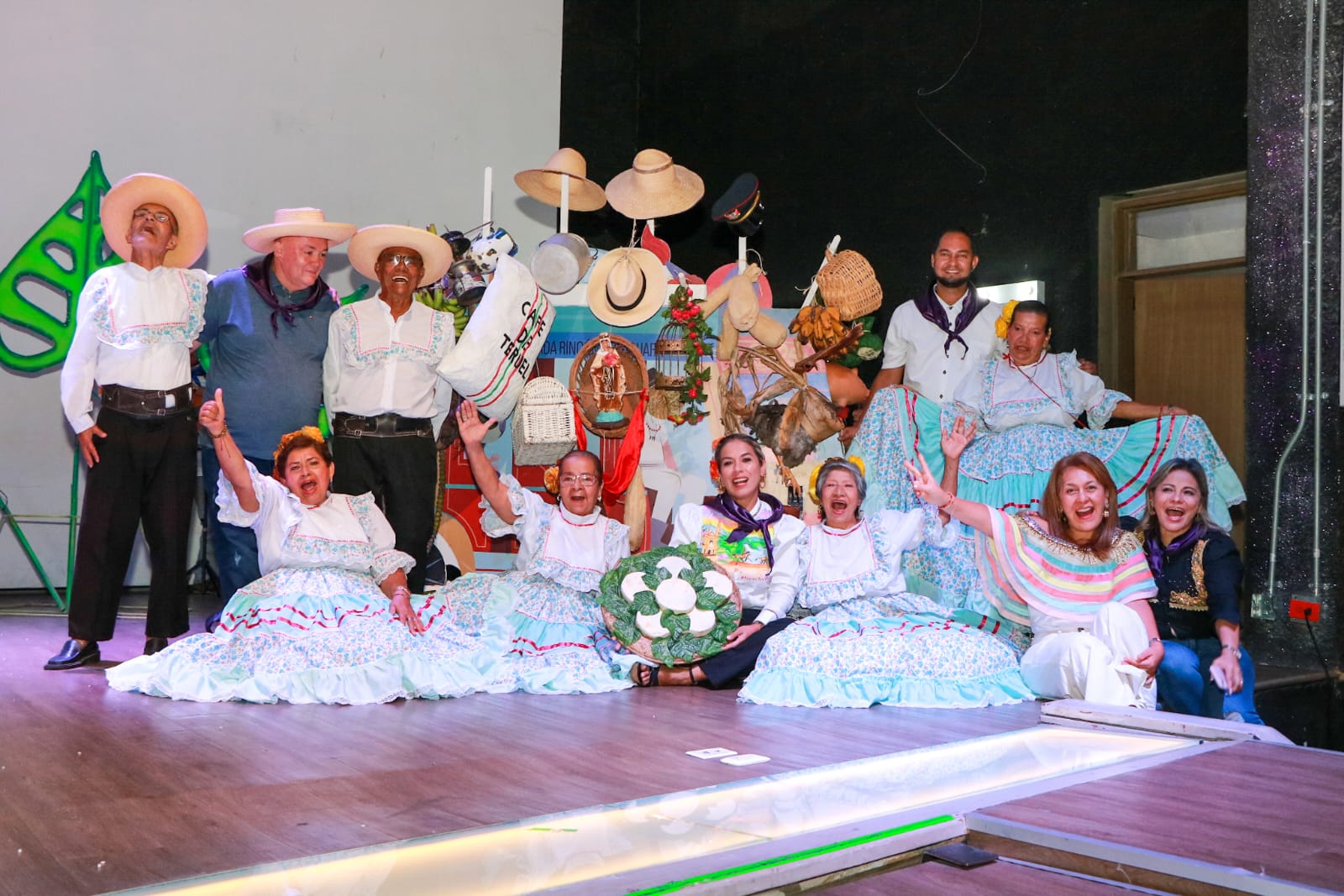 Numerosa Participación En El Festival Folclórico Del Adulto Mayor En El Teatro Pigoanza.