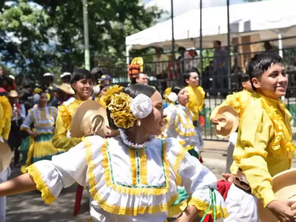 Desfile en Traje Campesino de las candidatas al Reinado Departamental del Bambuco y la gran Cabalgata se tomaron las calles de Neiva